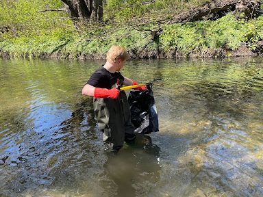 buildOn Bronx students and staff spent Earth Day removing trash from the Bronx River with Bronx River Alliance.