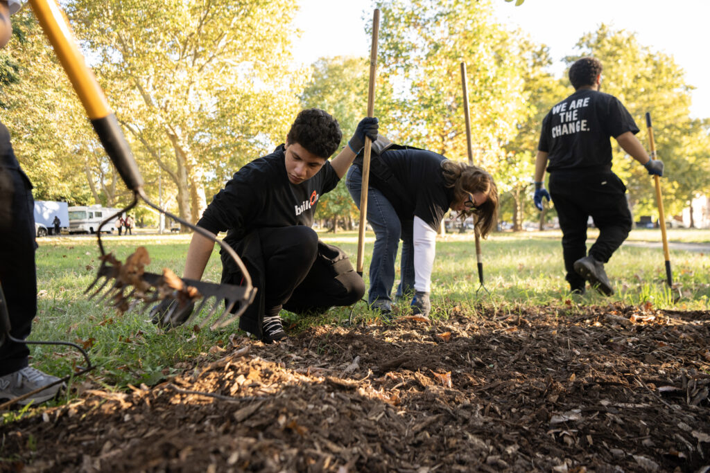 buildOn students and NBCU staff worked side-by-side to clean up a local park in the Bronx.