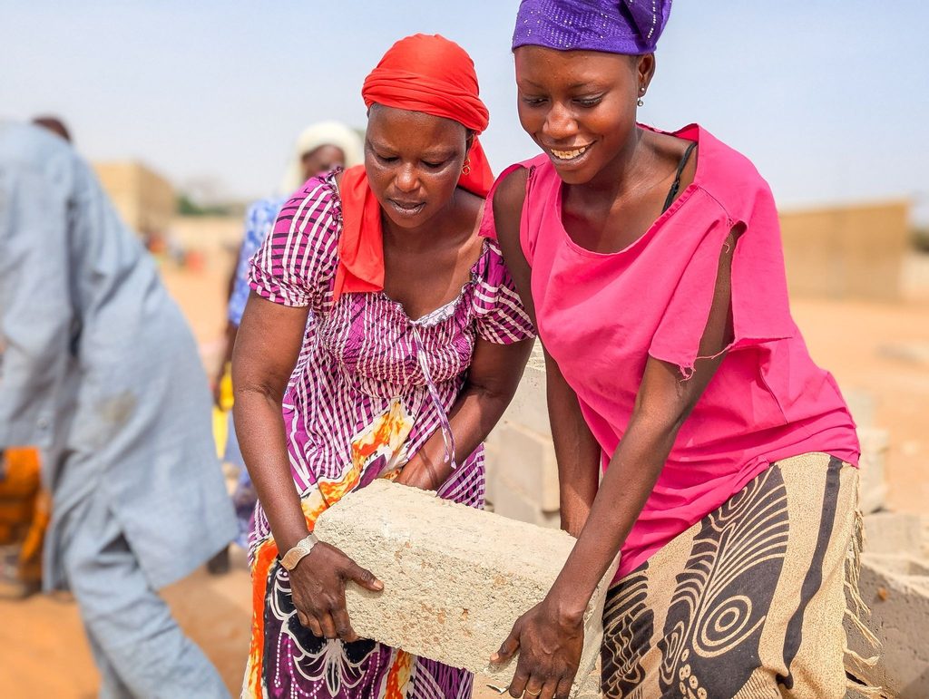 Women working together to build a school in Ngueuth, Senegal.